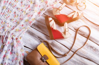 Kama sandalet ve bicolor çanta.