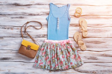 Etek ve düğmeli kolsuz bluz.