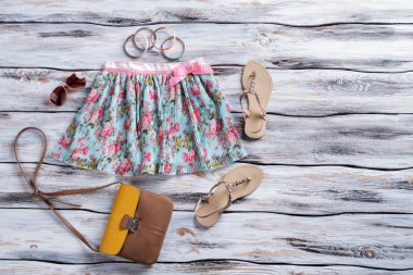 Çiçek baskı ile mavi etek.