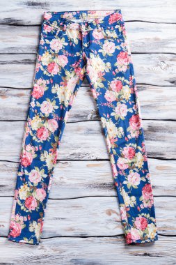 Casual Mavi pantolon ile yazdırma.