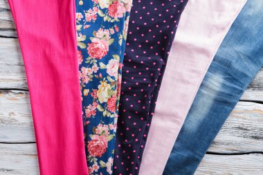 Çiçek ve parlak pembe bez.