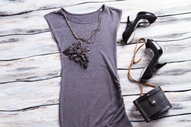 Kolye ile gri akşam üst.