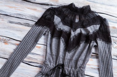 Gri elbise siyah ekler ile.