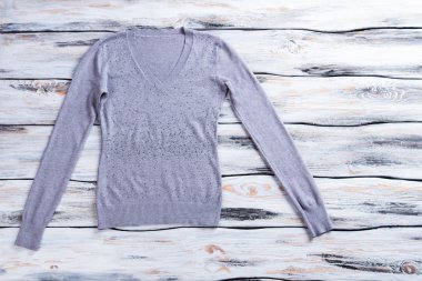 Gri ile uzun kollu üst.