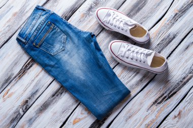 Mavi kot pantolon ve ayakkabı canvas.