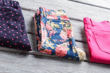 Çiçek baskı ile mavi pantolon.