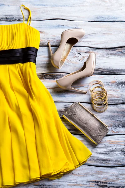 Vestido amarillo y zapatos de tacón . — Foto de Stock