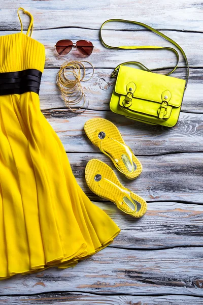 Vestido amarelo com bolsa de limão . — Fotografia de Stock