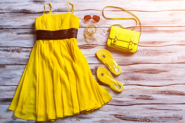 Vestido amarelo, óculos de sol e saco . — Fotografia de Stock