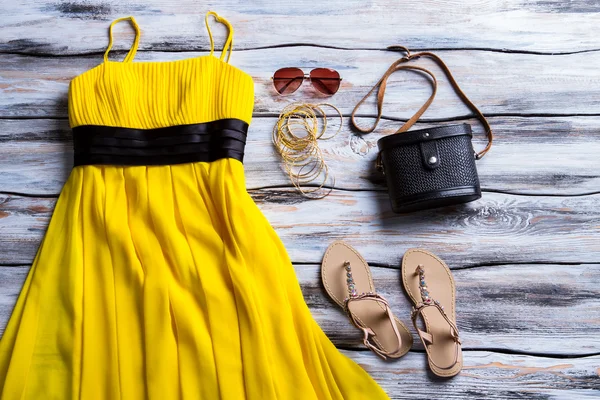 黄色的裙子和米色凉鞋. — 图库照片