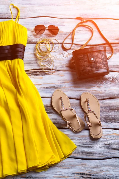 Vestido de verano amarillo y sandalias . — Foto de Stock