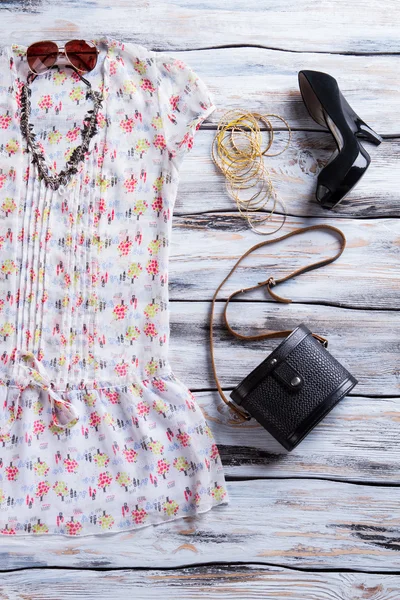 Summer top with dark heels. — Stock Photo, Image