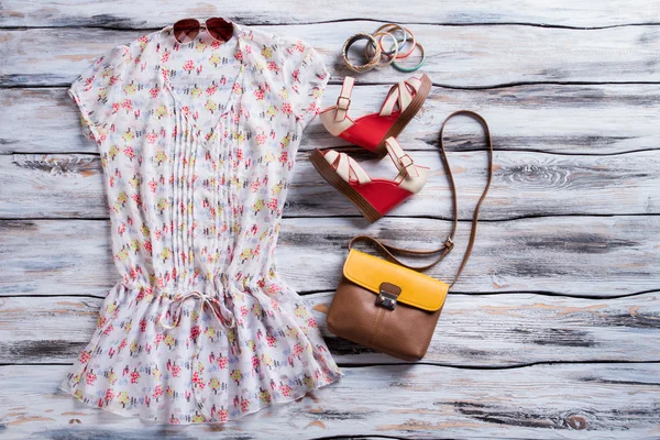 V-neck blouse and wedge sandals. — Stock Photo, Image