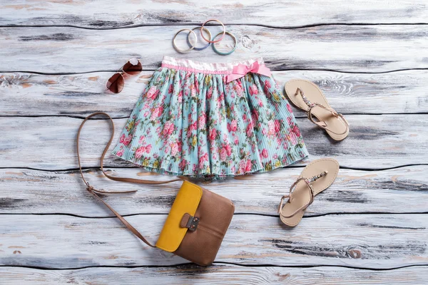 Blommig kjol och aviator solglasögon. — Stockfoto