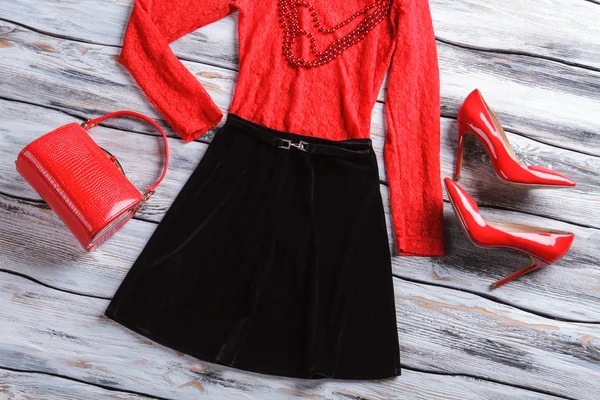 Schwarzer Rock und rote Tasche. — Stockfoto