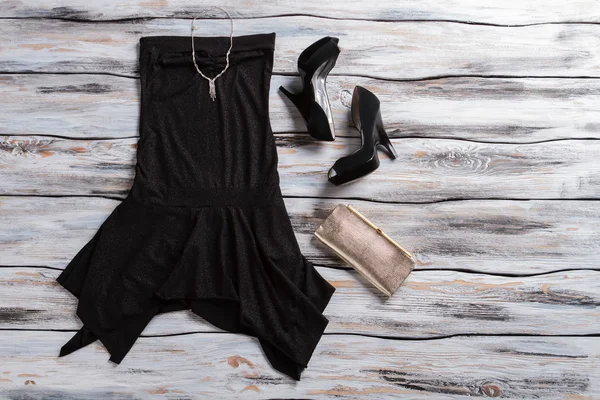 Schwarzes Abendkleid und High Heels. — Stockfoto