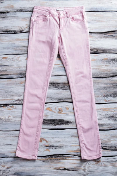 Womans jasny różowy spodnie. — Zdjęcie stockowe