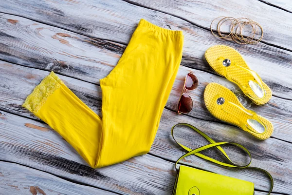 Calças amarelas brilhantes e calçado . — Fotografia de Stock
