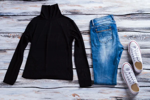 Top preto com jeans azul . — Fotografia de Stock