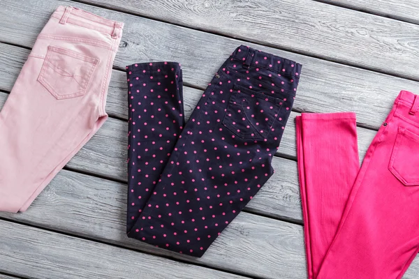 Σκούρο παντελόνι με ροζ κουκίδες. — Φωτογραφία Αρχείου