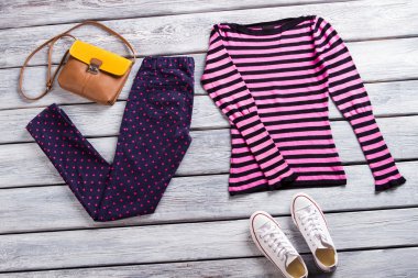 Siyah ve pembe çizgili kazak.