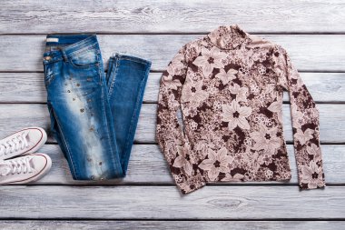 Mavi jeans ve çiçek kazak.