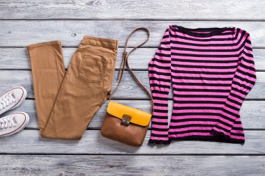 Pembe ve siyah çizgili üst.