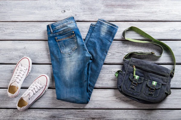 Blue jeans and white shoes. — Stock Photo, Image