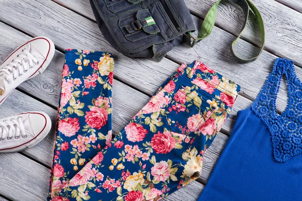 Цветочные брюки и голубой топ . — стоковое фото