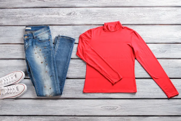 Blue jeans and red top. — Stock Photo, Image