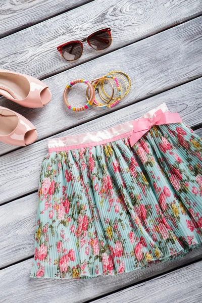 Blommig kjol och armband set. — Stockfoto