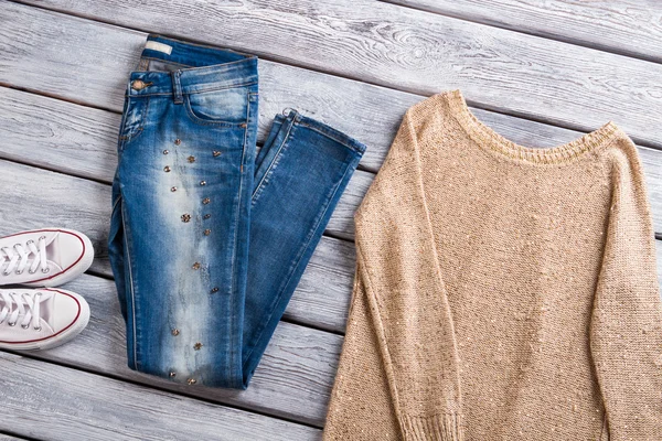 Beige tröja och Blå jeans. — Stockfoto