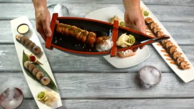 Suşi ile plakalar holding eller.