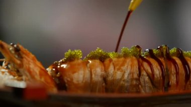 Suşi aracı dökülen sosu.