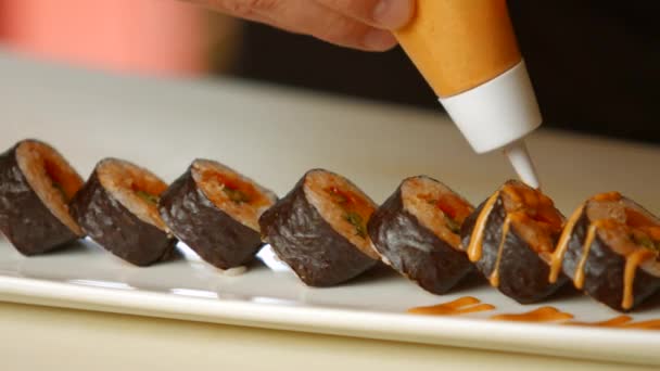 Rouleaux de sushi sur plaque blanche. — Video