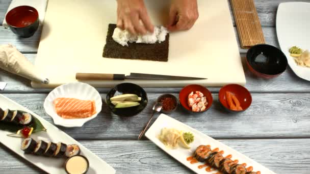 Mans kezében főzés sushi. — Stock videók