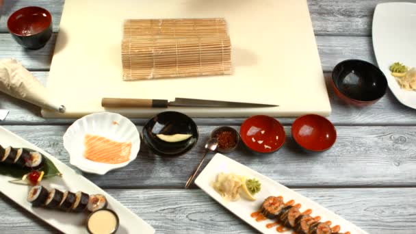 Mans handen maken sushi. — Stockvideo