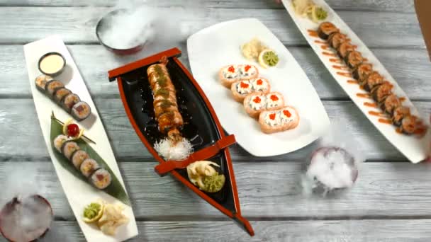 Las manos sostienen platos con sushi. — Vídeo de stock