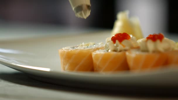 Verktyget decorating sushi rullar. — Stockvideo