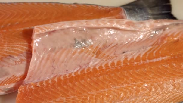 Rå fisk med rött kött. — Stockvideo