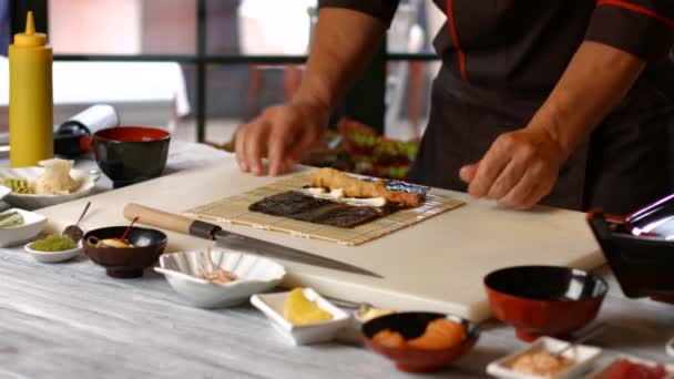 Mãos masculinas fazendo rolos de sushi . — Vídeo de Stock