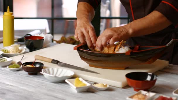 Mans händer gör sushi båt. — Stockvideo