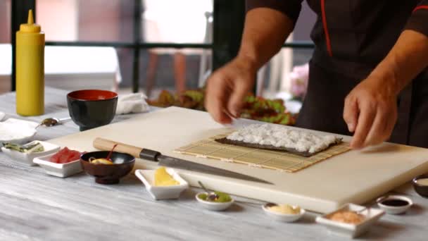 Menschenhände bei der Zubereitung von Sushi. — Stockvideo