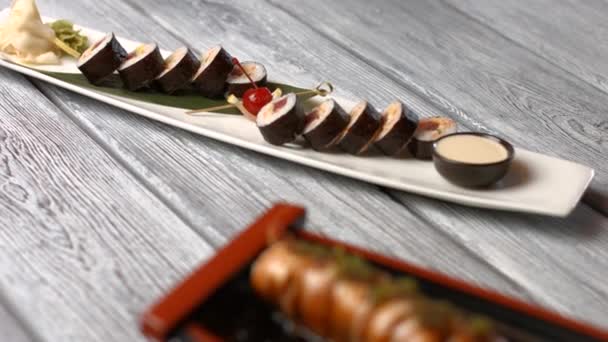 Piatto bianco con involtini di sushi . — Video Stock