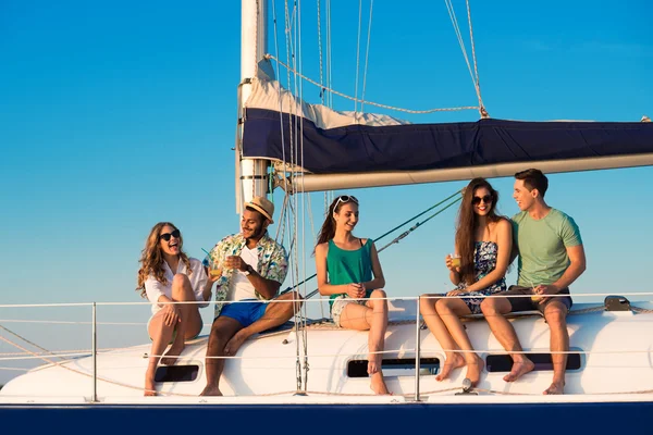 Hombres y mujeres en yate . — Foto de Stock