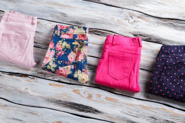 Desenli farklı renkli pantolonlar.