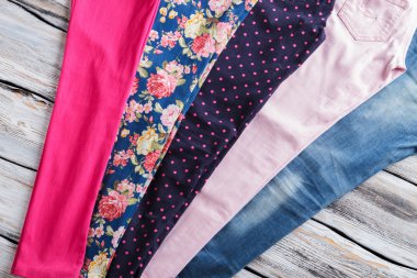 Hafif pembe pantolon ve kot pantolon.