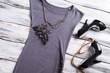 Gri çiçek aplike üst.