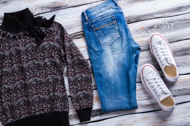 Karanlık tişört ve kot pantolon.