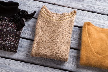 Farklı renk tişörtü.